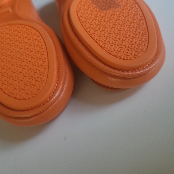 TORY BURCH 🏷️NEW " Minnie" Leather LOGO Flat w/ Elastic & Rubber Sole 7.5 - Picture 2 of 8